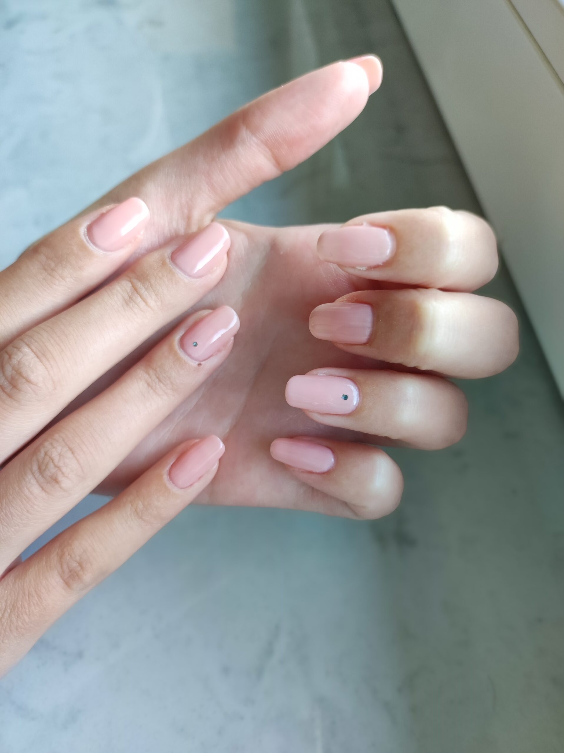 schlichtes Nageldesign mit zwei Glitzersteinen