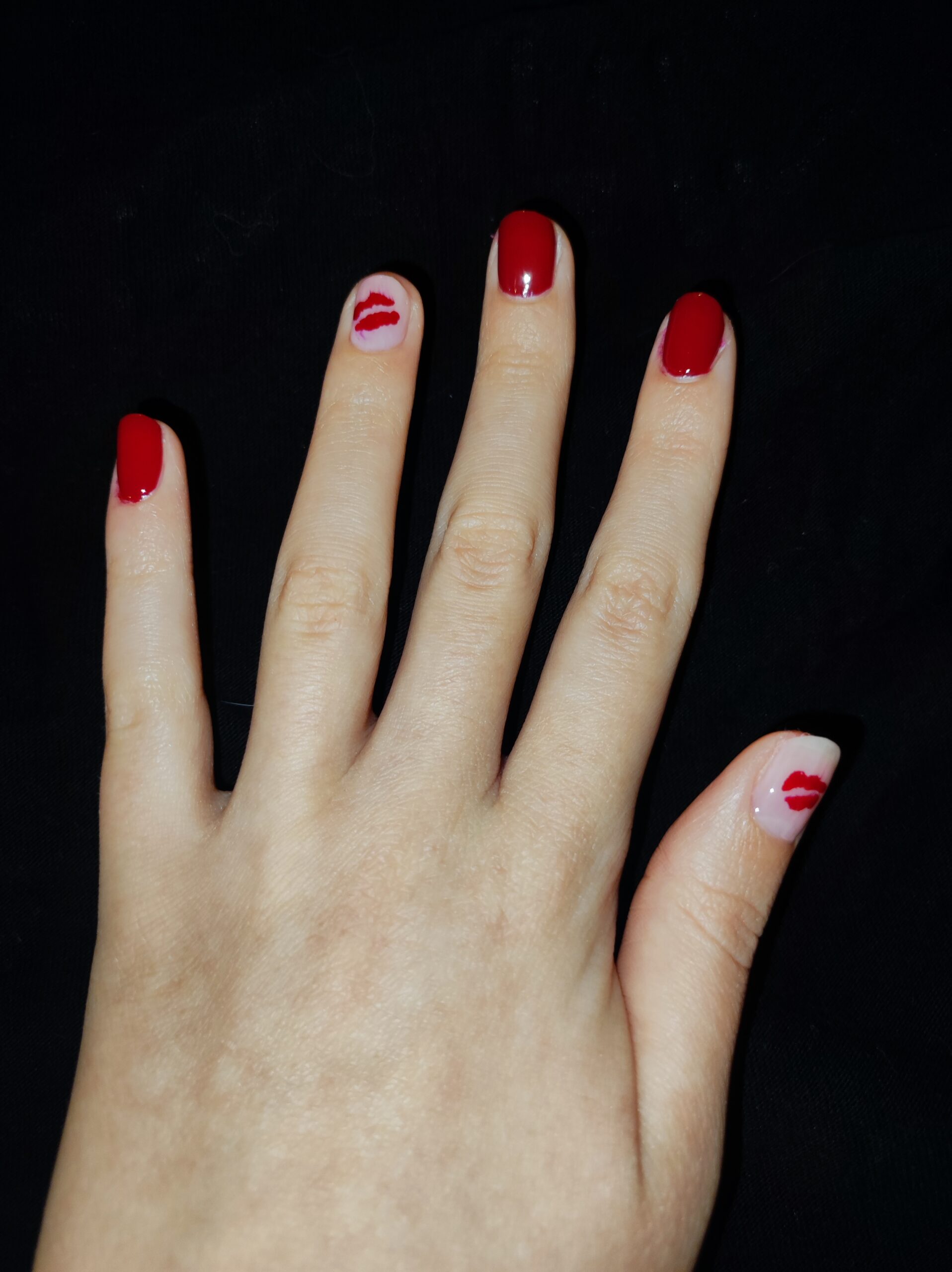 Valentinstagsnägel mit Kussmund